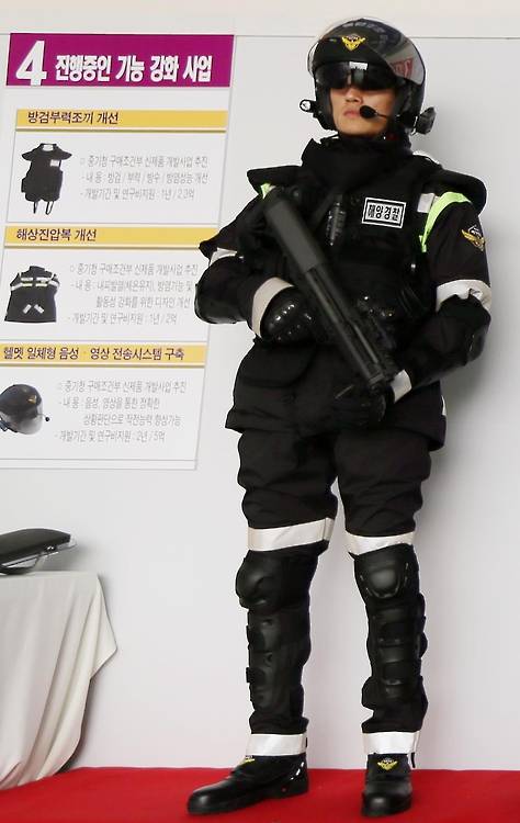 (인천=연합뉴스) 2013년 인천에서 열린 국정감사에서 해경 특수기동대원이 보호장구와 무기를 갖춘 모습.     2016.10.10   [연합뉴스 자료사진]   inyon@yna.co.kr  (끝)