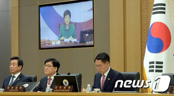 11일 정부세종청사국무회의장에서 열린 청와대-세종청사 영상국무회의에 참석한 국무위원들이 박근혜 대통령의 언을 경청하고 있다. 2016.10.11/뉴스1 © News1 장수영 기자
