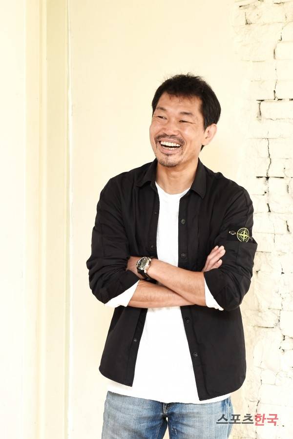 영화 '아수라'의 제작자 사나이픽처스 한재덕 대표가 스포츠한국과 인터뷰에 앞서 포즈를 취하고 있다. 사진=이규연 기자 fit@hankooki.com