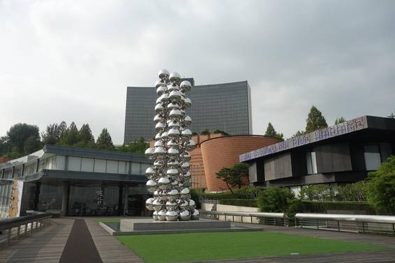 삼성 미술관 리움을 구성하는 세 동의 건물. 삼성아동교육문화센터(왼쪽), 뮤지엄 1(가운데), 뮤지엄 2. /최문혁 기자