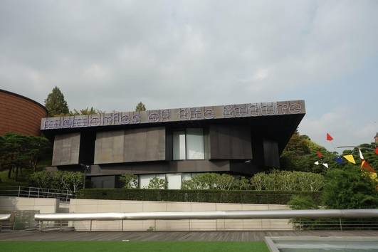 장 누벨이 설계한 뮤지엄 2 건물. 세계 최초로 녹슨 스테인리스 소재를 사용해 외관을 장식했다. /최문혁 기자