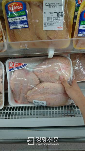 뼈를 발라내지 않고 통째로 파는 브라질의 닭가슴살은 무게가 1㎏ 가량 나간다. 600g짜리 한국 닭가슴살 한 팩에 4~5쪽의 가슴살이 들어있는 것과 비교하면 엄청난 무게다.