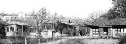 1888년 말 첫 수요기도회가 열린 정동장로교회와 첫 예배실인 언더우드의 사랑채(오른쪽).