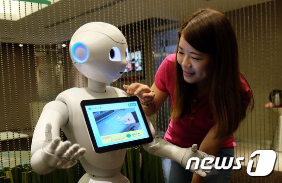일본 소프트뱅크의 휴머노이드(인간형 로봇) 페퍼(Pepper). © AFP=뉴스1