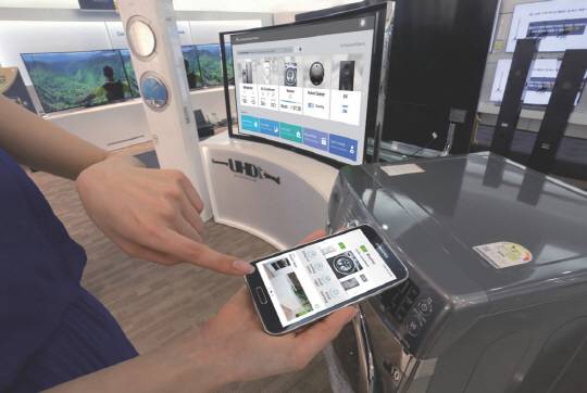 삼성전자는 스마트폰으로 각종 가전제품을 조작하는 스마트홈 기술을 선보였다.