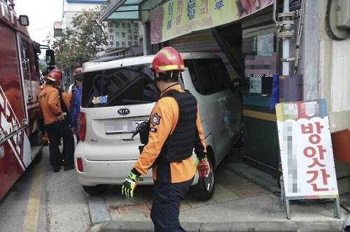 (영동=연합뉴스) 13일 오전 충북 영동군의 한 상가에 승용차가 돌진하는 사고가 발생, 119구조대원이 구조활동을 펼치고 있다. 2016.10.13 [충북 영동소방서 제공 = 연합뉴스]