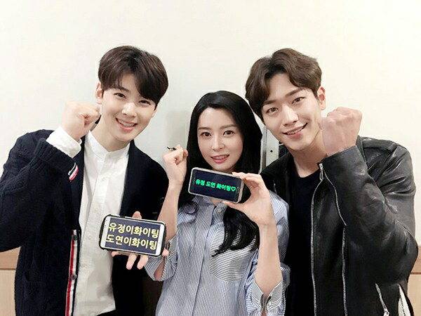 아스트로 차은우가 헬로비너스 나라, 서강준과 함께 판타지오 소속 최유정, 김도연을 응원하고 있다.