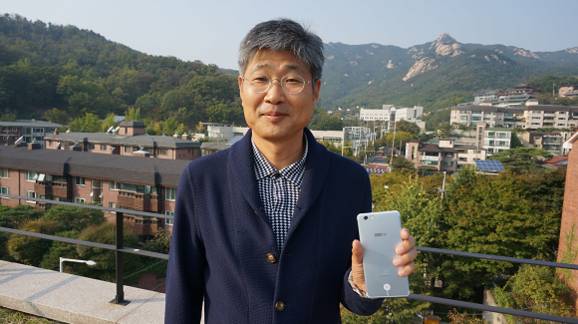 이홍선 TG앤컴퍼니 대표가 10월 11일 서울 구기동 TG앤컴퍼니 사옥 옥상에서 ‘루나S’를 들고 포즈를 취했다. 이 대표는 멀리 보이는 북한산 전경을 보기 위해 수시로 옥상에 올라온다고 말했다. / 전준범 기자