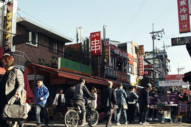 대림동 차이나타운은 서울 한복판에 돋아난 중국이다. 대림동 주변에 거주하는 중국인들이 매일의 끼니를 의탁하는 곳이 대림중앙시장이요, 주말이면 가족 모임을 위해 전국 곳곳에서 모여드는 곳이 이곳 대림동 차이나타운이다.