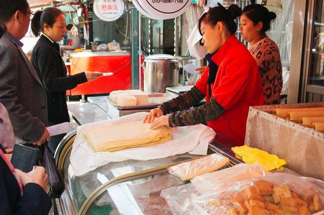 시장의 피두부집은 갓 나온 피두부를 사려는 사람들로 줄이 끊이지 않는다.