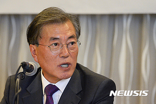 【서울=뉴시스】김진아 기자 = 문재인 더불어민주당 전 대표가 13일 서울 중구 프레스센터에서 열린 '4대 기업 경제연구소장과의 간담회'에서 인사말을 하고 있다. 2016.10.13.   bluesoda@newsis.com