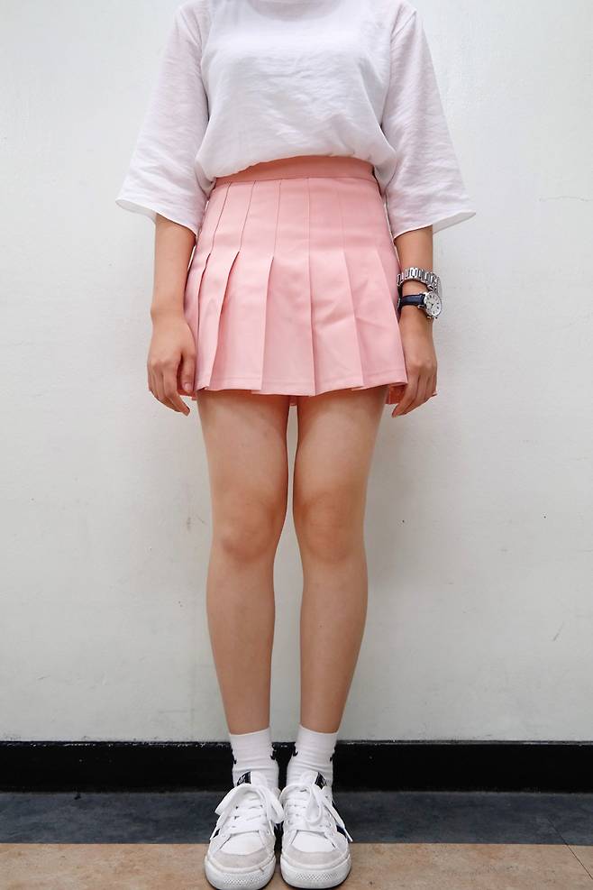 흰색 상의와 로즈쿼츠색상의 테니스 스커트를 조합했다.