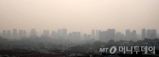 서울, 인천, 경기, 충남, 충북, 전북 등지의 미세먼지 농도가 나쁨을 나타낸 14일 오후 서울 하늘이 미세먼지로 뒤덮였다. /사진=홍봉진 기자