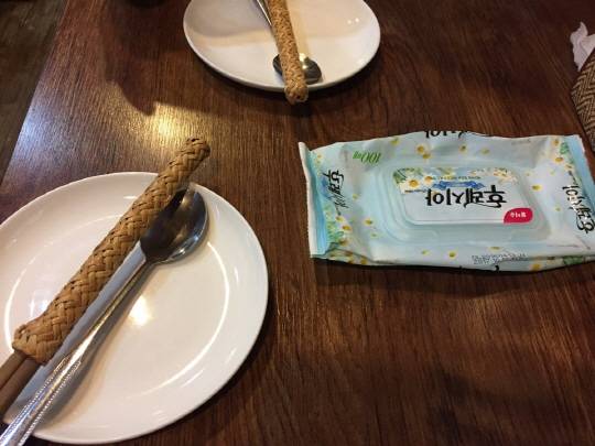 자. 고진감래 끝에 찾아온 착석의 희열. 하지만 기다림은 계속된다. 간소한 테이블 세팅. 그래도 무심한듯 시크한 서비스 하나, 여기는“저 물티슈 좀 주세요”라는 말이 쏙 들어가게끔 테이블마다 100매짜리 물티슈가 있다.