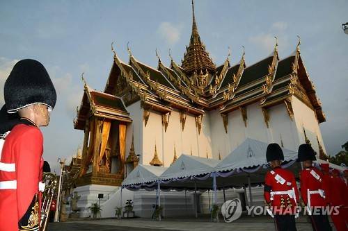 푸미폰 국왕 서거로 슬픔에 잠긴 방콕의 왕궁을 왕실 근위병들이 지키고 있다[epa=연합뉴스]