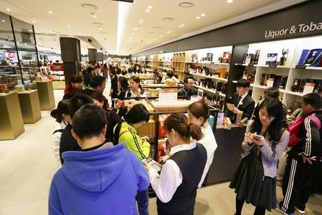 63빌딩 내 갤러리아 면세점을 찾은 관광객들. 갤러리아 면세점에 따르면 면세점 방문객의 80~90%가 중국인 관광객이다. / 한화갤러리아 제공