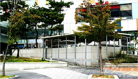 2016년 10월 11일 참사 후 철조망으로 둘러쌓여 사람들 접근이 차단된 판교 유스페이스 건물 환풍구(우) 모습. 사진 = 노컷뉴스