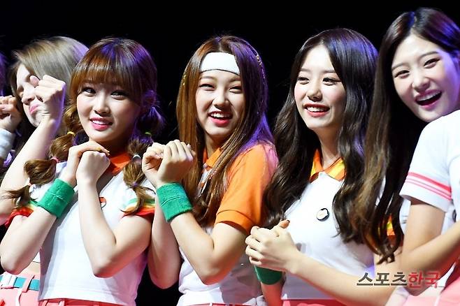 두 번째 미니앨범 '미스 미?' 쇼케이스 무대에 오르고 있는 I.O.I(아이오아이, 전소미 김세정 최유정 김청하 김소혜 주결경 김도연 강미나 정채연 임나영 유연정) 김청하 강미나 김소혜 정채연. 사진=이규연 기자 fit@hankooki.com