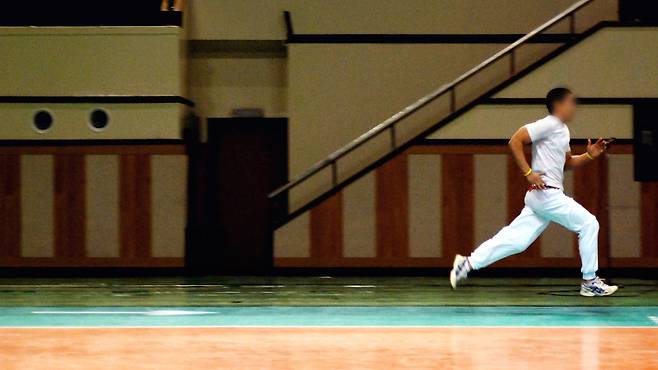 체육과에 응시한 한 수험생이 실기시험을 위해 달리고 있다. 재벌가 자녀들이 경쟁률 1:1 이하의 특기생 전형으로 입학해 '학력 세탁'을 하는 경우도 있어 재벌가 자녀에 대한 특혜라고 지적된 바 있다. [자료사진=중앙포토]