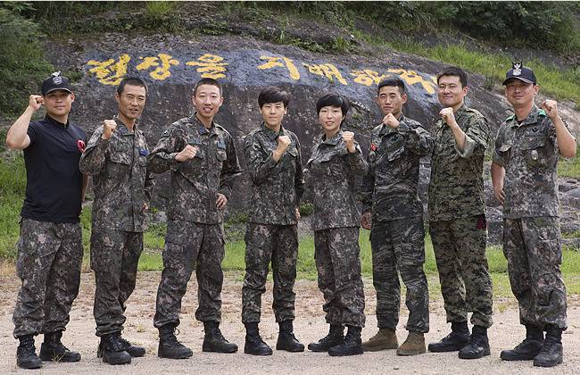 전문유격과정 여군 1호, 공군 1호, 해병대 1호 용사들이 이창우 유격교육대장(맨 오른쪽), 김대현 교관(맨 왼쪽)과 파이팅을 외쳤다. [지호영 기자]