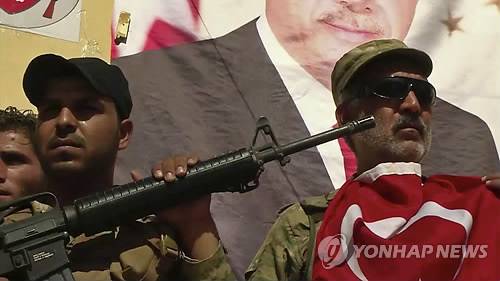 시리아 반군, 터키군 지원속 IS 다비크 탈환   (다비크 AP=연합뉴스) 시리아 반군이 16일(현지시간) 터키군 지원 아래 수니파 무장조직 이슬람국가(IS)의 선전전에 구심점 역할을 해 온 다비크 마을을 탈환했다. 사진은 시리아 반군이 다비크를 점령한 뒤 터키 국기를 꺼내 보이고 있는 모습.