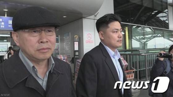 한성렬 북한 외무성 부상(왼쪽)이 18일 항공편으로 평양을 출발해 중국 베이징 서우두 국제공항에 도착했다. (NHK 캡처) © News1
