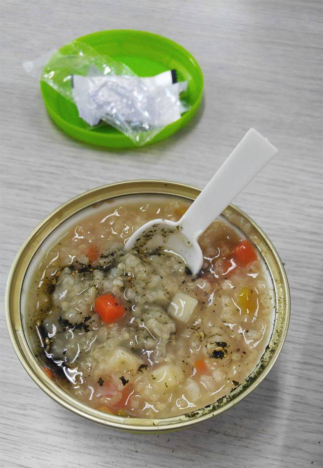 감기몸살로 입맛이 없어 편의점 가서 인스턴트 죽을 샀다. 엄마가 있었으면 뭐라도 해주셨을 텐데 혼자니까 나 아니면 나를 챙겨주는 사람이 없어 서러웠다. - 취준생 박모(25ㆍ여)씨 제공