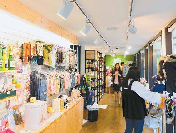 애견미용샵 ‘두들샵’. 보통 애견숍과 달리 관련 업종에 관심있는 청소년들에게 교육과 취업의 기회를 제공한다.