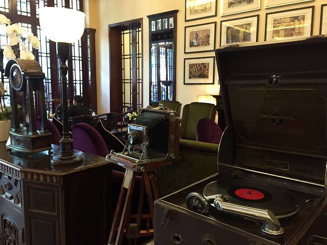 맨션호텔 로비에는 두웨성의 사진과 골동품이 전시돼있다.