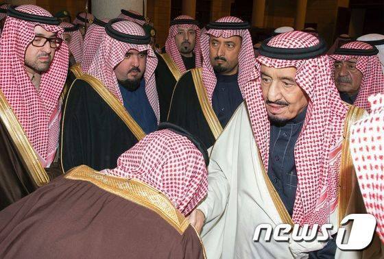 살만 빈 압둘라지즈 사우디아라비아 국왕(앞줄 오른쪽). 사우디는 최근 친구를 살해한 왕자를 처형했다. /AFPBBNews=뉴스1