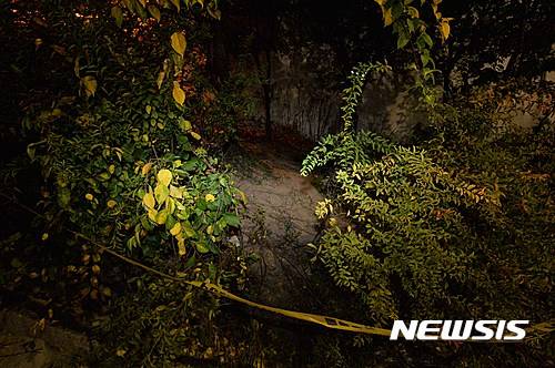 【서울=뉴시스】고승민 기자 = 19일 오후 6시30분께 서울 강북구 번동 오패산터널 인근에서 총기사고가 발생, 경찰 1명이 중상을 당해 병원으로 실려갔으나 결국 사망했다. 사진은 당시 총을 쏜 피의자가 위치해 있던 곳.  2016.10.19.   kkssmm99@newsis.com