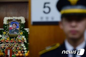 '오패산터널 총기사건'으로 숨진 故 김창호 경위 빈소가 20일 오후 송파구 가락동 경찰병원 장례식장에 마련됐다.  2016.10.20/뉴스1 © News1 임세영 기자