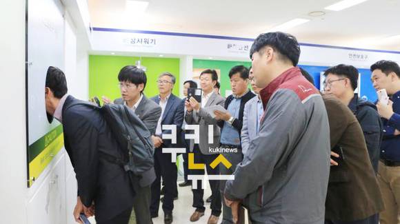 LG그룹 계열사 관계자들이 연구실안전 체험학습장 방문해 둘러보고 있다. DGIST 제공