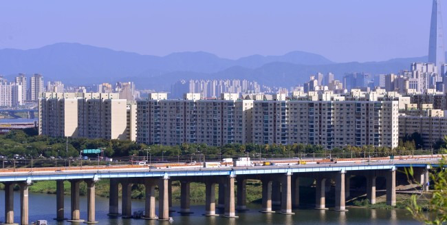 정부가 집값이 급등하고 청약 과열 현상이 심화하는 일부 지역에 대한 주택 수요규제 방안을 검토 중인 것으로 알려지면서 서울 강남권 재건축 단지들이 싸늘하게 반응하고 있다. 사진은 재건축을 앞우고 있는 강남 압구정 일대 아파트 단지.    이상섭 기자/babtong@heraldcorp