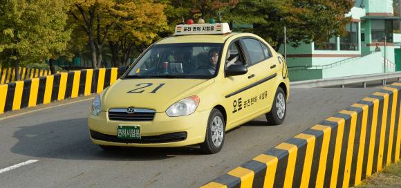 명희진 기자가 언덕에서 멈췄다가 다시 출발하는 ‘경사로 코스’를 지나는 모습.손형준 기자 boltagoo@seoul.co.kr 명희진 기자가 언덕에서 멈췄다가 다시 출발하는 ‘경사로 코스’를 지나는 모습.손형준 기자 boltagoo@seoul.co.kr