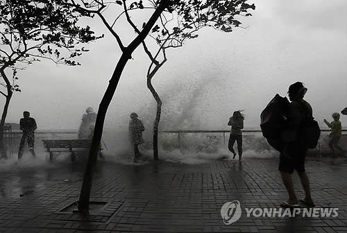 태풍 '하이마' 홍콩 상륙        (홍콩 AP=연합뉴스) 21일(현지시간) 홍콩 해안가 도로에 태풍 '하이마'의 영향으로 거센 파도가 몰아치고 있다.      lkm@yna.co.kr