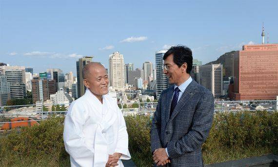 10월 5일 도올 김용옥과 안희정 충남지사가 서울 만리동 충청남도 서울사무소 옥상에서 만나 담소를 나누고 있다. 안 지사는 인터뷰에서 “대통령 리더십에 대한 근원적 성찰이 필요하다”고 말했다.