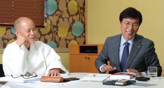 안희정 지사는 도올과의 대화에서 “법과 제도가 국민을 배반하지 않는다는 신뢰를 얻어내는 힘이 지도자의 덕성”이란 소신을 밝혔다.