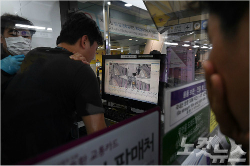 19일 오전 서울 강서구 지하철 5호선 김포공항역에서 승객 한명이 스크린도어에 끼어 사망하는 사고가 발생해 출동한 과학수사대가 사고 당시 CCTV를 살펴보고 있다. 이한형기자