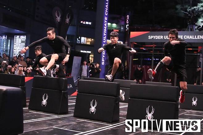 ▲ 스파이더 얼티밋 챌린지 남자부 결승전에서 선수들이 장애물을 넘고 있다. ⓒ정성욱 기자