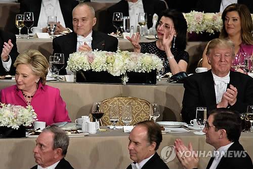 시선 피하는 힐러리와 트럼프        (뉴욕 AFP=연합뉴스) 미국의 민주당 대선후보 힐러리 클린턴(왼쪽)과 공화당 대선후보 도널드 트럼프(오른쪽)가 20일(현지시간) 저녁 뉴욕 월도프 아스토리아 호텔에서 열린 '알프레드 E. 스미스 메모리얼 재단' 주최 자선행사에 참석 중 서로 시선을 피하고 있다.      lkm@yna.co.kr