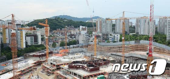 정부가  급증하는 가계부채 증가세를 억제하기 위해 주택 신규 분양물량 조절에 나선 8.25 가계부채방안을 내놓았지만 집값 상승을 불러올 것이란 우려가 현실화 됐다. 사진은 서울 시내 신규 아파트 공사현장. 2016.8.25/뉴스1 © News1 임세영 기자