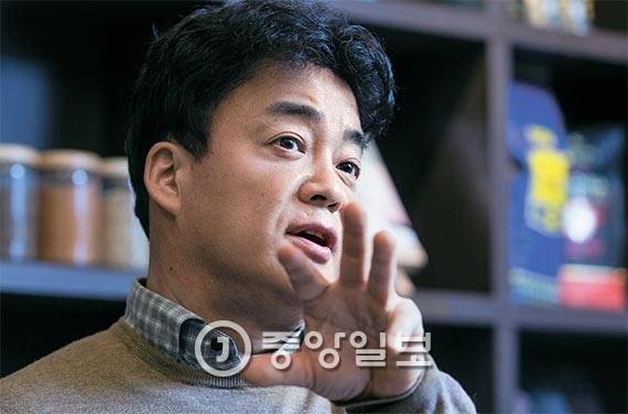 백종원 대표는 “먹는 걸 좋아해서 요리를 시작했다. 요즘도 하루 세끼 메뉴를 미리 정할 만큼 음식을 좋아한다”면서 “출발을 소비자 입장에서 했으니, 사업도 소비자의 눈높이에서 하려고 한다”고 말했다. [사진 김성룡 기자]