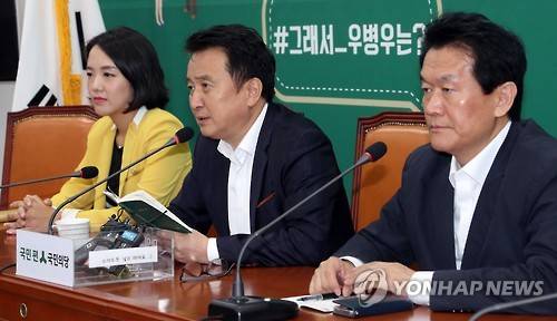 김영환, "국민의당 여의도 시대 열린다"      (서울=연합뉴스) 배재만 기자 = 국민의당 김영환 사무총장이 23일 오전 국회에서 열린 기자간담회에서 12월 국민의당 당사를 현재 마포에서 여의도로 옮긴다고 밝히고 있다.     scoop@yna.co.kr      http://blog.yonhapnews.co.kr/f6464