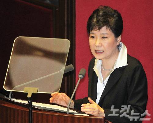 박근혜 대통령이 24일 오전 국회 본회의장에서 2017년도 예산안 시정연설을 하고 있다. (사진=윤창원 기자)