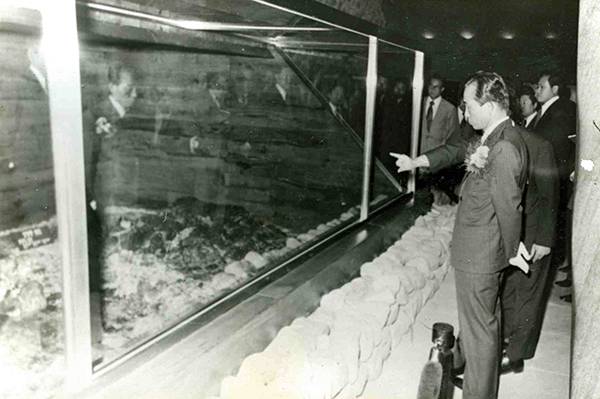 ⓒ연합뉴스 천마총 내부의 유물을 보고 있는 박정희 대통령.