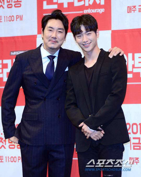 25일 오후 서울 강남구 논현동 임피리얼팰리스호텔에서 tvN 금토드라마 '안투라지' 제작발표회가 열렸다.  조진웅, 서강준, 이광수가 출연하는 '안투라지'는 연예계를 그리는 이야기로, 미국 HBO가 2004년부터 2011년까지 방송한 동명의 드라마를 리메이크했다. 11월4일 방송을 앞두고 사전제작을 통해 중국, 일본, 싱가포르, 말레이시아 등 아시아 12개국에서 동시 공개된다.   제작발표회에 참석해 포즈를 취하고 있는 조진웅, 서강준.  송정헌 기자 songs@sportschosun.com/2016.10.25