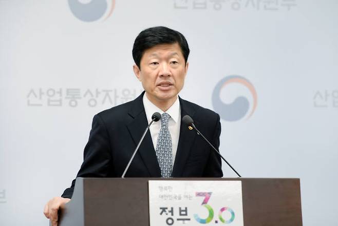 우태희 산업부 차관이 25일 에너지정책 정례브리핑에서 기자들의 질문에 답하고 있다. <산업부 제공>