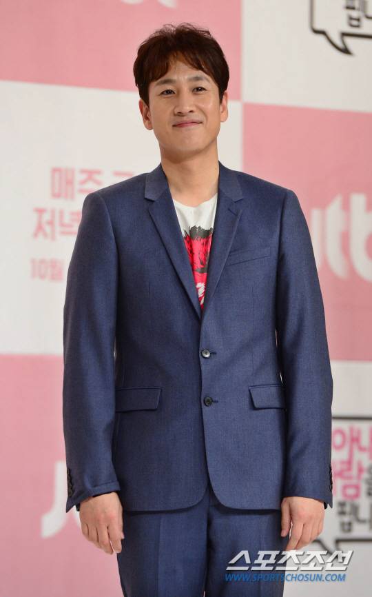 드라마 '이번 주 아내가 바람을 핍니다'의 제작발표회가 26일 오후 서울 타임스퀘어 아모리스홀에서 열렸다.    제작발표회에서 이선균이 포즈를 취하고 있다.    '이번 주 아내가 바람을 핍니다'는 아내의 바람을 안 애처가 남편과 익명 댓글러들의 부부갱생프로젝트를 다룬 유쾌한 코믹 바람극이다. 이선균-송지효, 김희원-예지원, 이상엽-권보아가 각기 다른 사연을 가진 세 커플을 맡아 커플들의 현실적인 문제들을 경쾌하고 코믹하게 그릴 예정이다.    김경민 기자 kyungmin@sportschosun.com / 2016.10.26.