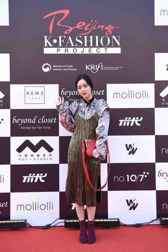 강진주 디자이너와 협업해 워크웨어의 중국향 패션제품을 선보인 배우 홍수아/한국패션산업연구원